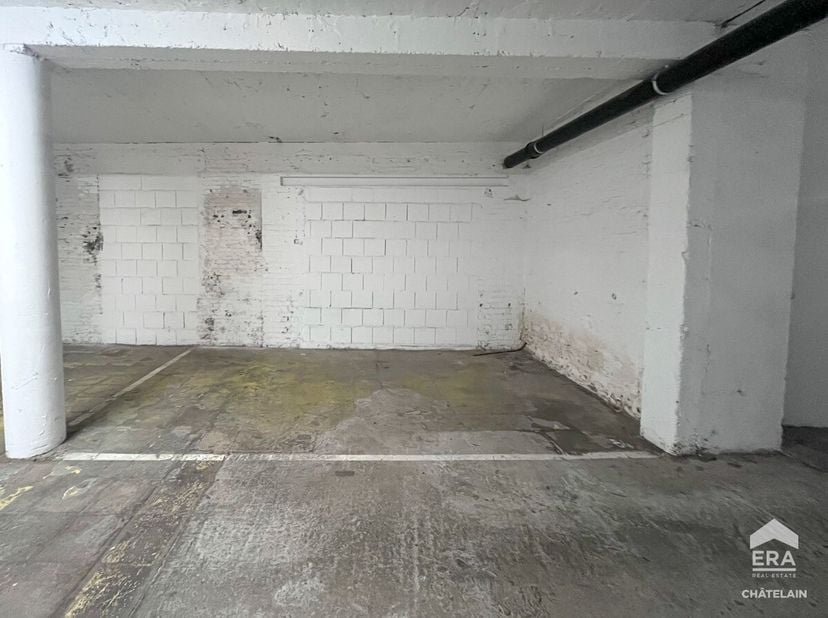 ERA Chatelain biedt u deze parkeerplaats te koop aan, ideaal gelegen in het centrum van Brussel. De parkeerplaats bevindt zich op niveau -1 van het ge