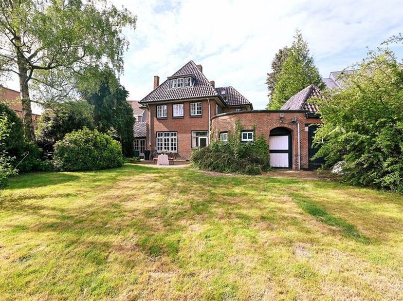 Bekijk deze woning uitgebreid op www.koosi.be<br />
Deze prachtige, maar te renoveren dokterswoning met mooie grote tuin is gelegen op de Antwerpseste