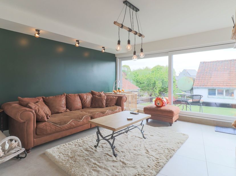 Ideale ligging , in alle rust maar toch dicht bij invalswegen vinden we deze leuke woning met veel troeven , binnen inkomhal met daarnaast een zeer ru