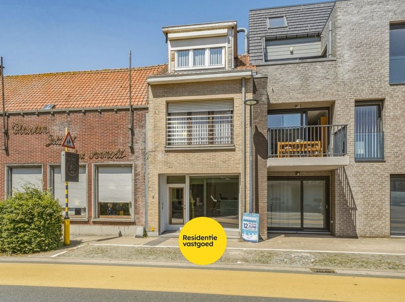 Centraal gelegen in het hart van Oudenburg vindt u dit veelzijdige handelspand met woonst op een perceel van 170 m². Dankzij de combinatie van commerc
