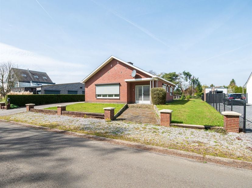 GELIJKVLOERSE WONING OP EEN RIANT PERCEEL IN RUSTIGE OMGEVING TE HOUTHALEN-OOST<br />
Bent u op zoek naar een gelijkvloerse woning met veel potentiee