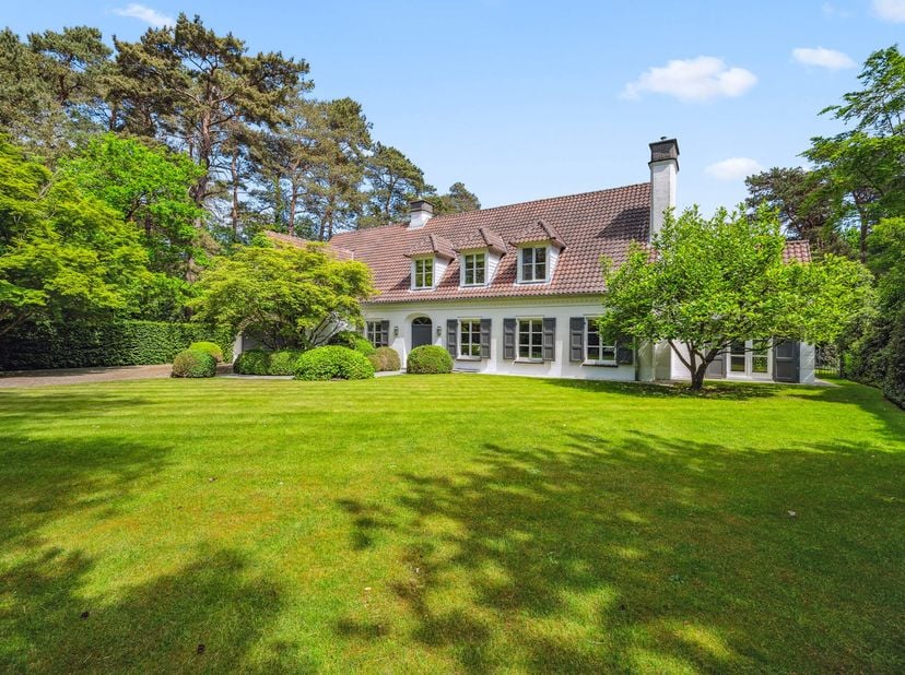Deze exclusieve landelijke villa, ontworpen door architect Leo Beeck, ligt in een rustige straat nabij het meer van Keerbergen. Ze bevindt zich op een