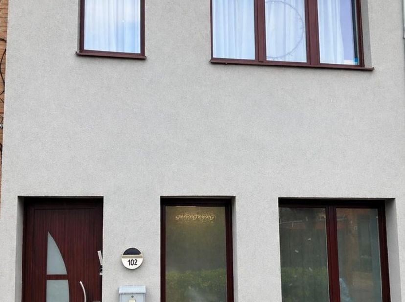 Maison bien situé avec 4 ch.à.c. et jardin<br />
Cette maison nécessite quelques finitions, sa façade ayant été récemment isolée et enduite. Elle est