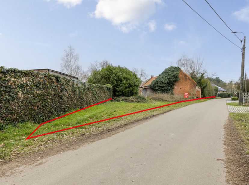 PERCEEL BOUWGROND MET CONSTRUCTIES -<br />
<br />
Met af te breken constructies.<br />
Kadastrale nummers: 106D P0000 , 99G3 P0000 en 99F3 P0000. <br