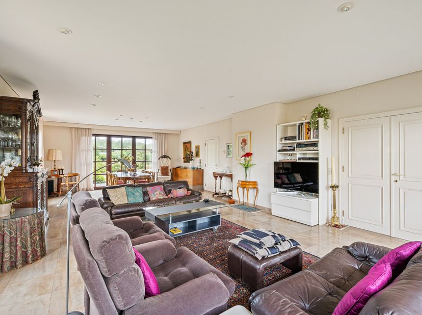 Sur un magnifique terrain de 19a 58ca se trouve cette villa rurale et économe en énergie avec une surface habitable impressionnante de 469 m². Cette é