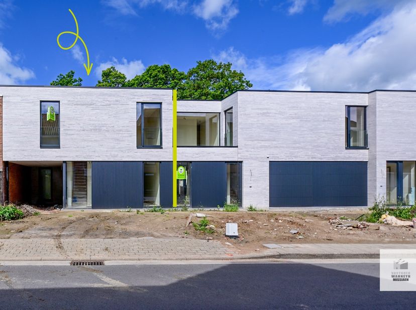 Deze moderne nieuwbouwwoning geniet van een uitstekende ligging nabij winkels, scholen en openbaar vervoer.<br />
Via de inkomhal met gastentoilet kom