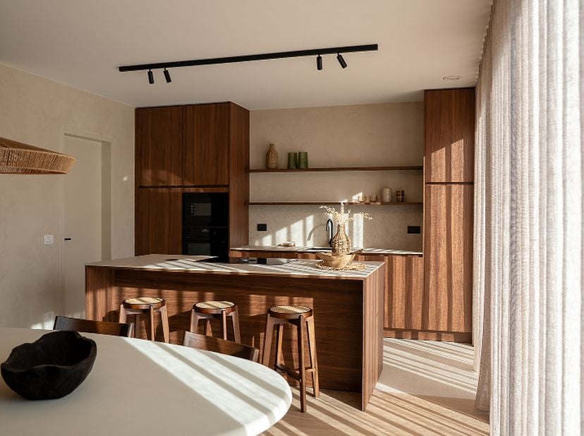 Stap binnen in deze zorgvuldig afgewerkte woning van Dumobil en ervaar zelf hoe ruimte, licht en functionaliteit hand in hand gaan. De open leefruimte