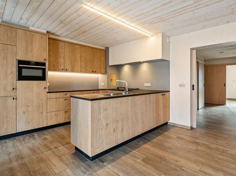 Appartement récent de plain-pied avec 1 chambre, jardin et place de parking<br />
Emplacement :<br />
L'appartement est idéalement situé. Grâce à cett
