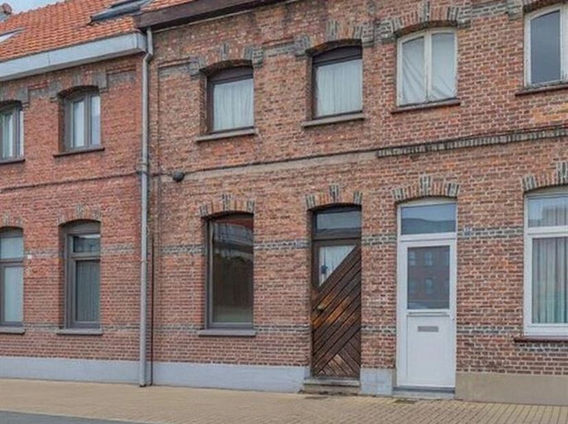 Maison à rénover avec potentiel, située Vooruitgangsstraat 95 à 2830 Willebroek, à quelques pas des commerces, des écoles et des transports en commun.