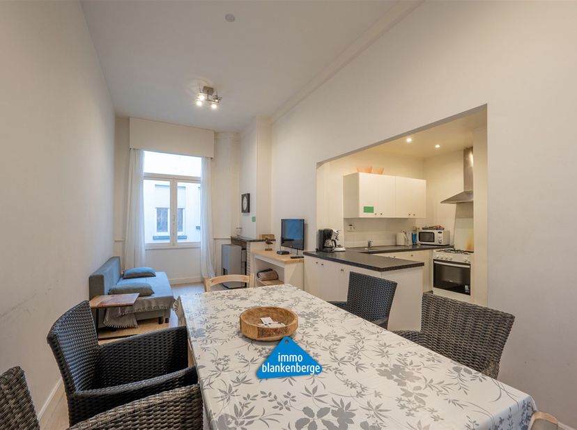 Instapklaar appartement, ideaal gelegen in Residentie Jean Marie.<br />
<br />
Bij binnenkomst wordt u verwelkomd in een lange inkomhal die toegang bi
