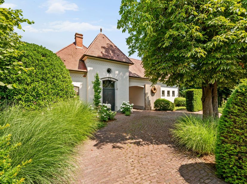 Cette villa élégante est située au calme à Voortkapel (Westerlo) et allie espace, confort et finitions de haute qualité. La maison dispose d'un salon