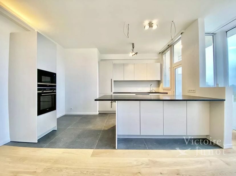 Victoire Junot biedt u deze volledig gerenoveerd penthouse  met een oppervlakte van 165 m² op de 7e verdieping.<br />
Het bestaat uit een inkomhal, ee