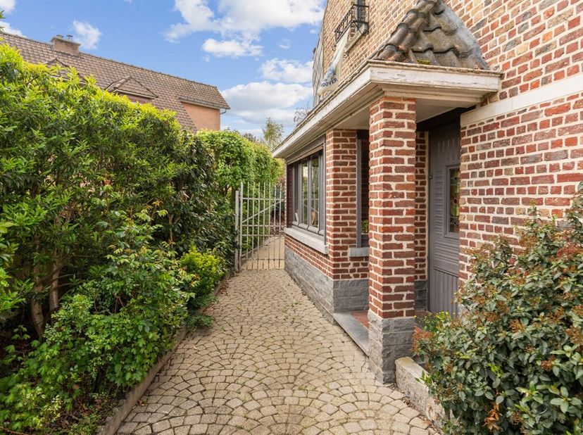 Op zoek naar een unieke woning waar charme en modern comfort samenkomen? Deze woning met rijke historiek werd grondig en stijlvol gerenoveerd, met uit