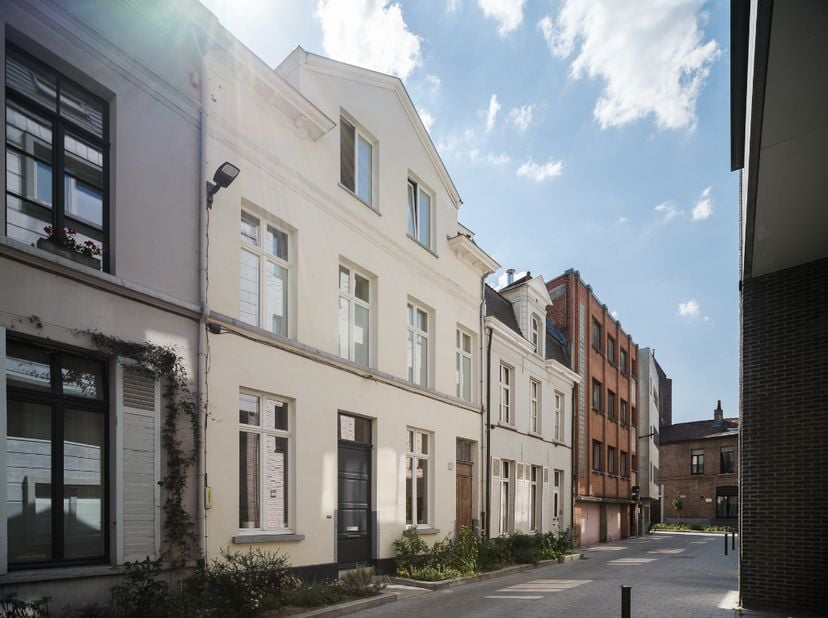 Centrum Gent - Instapklare burgerwoning met 4 slaapkamers, 2 badkamers, stadstuin en inpandig terras op een bijzonder centrale ligging. <br />
<br />