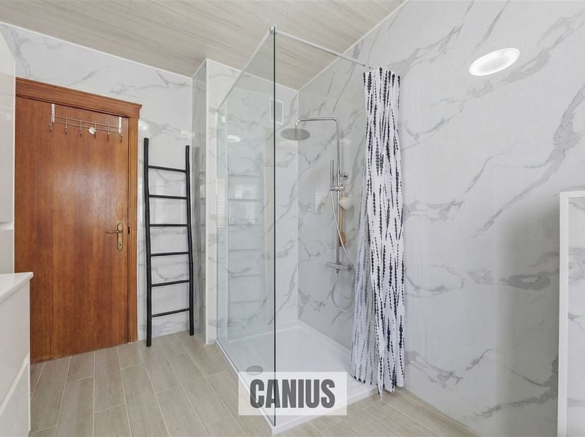 CHARMANTE BEL-ETAGE WONING MET 3 SLAAPKAMERS<br />
<br />
Deze bel-etage woning, gelegen aan de Steenweg 171 in Gingelom, biedt een uitstekende comb