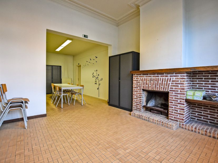 Ben je op zoek naar een ruime woning met eindeloze mogelijkheden in het centrum van Veurne? Dan is dit jouw kans! Deze te renoveren woning biedt een z