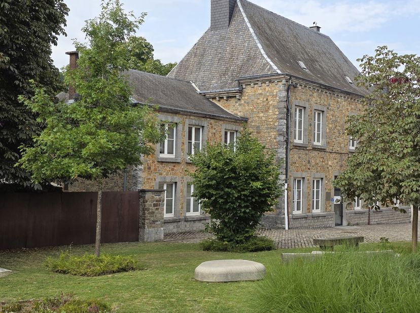 Saint-Hubert, prestigieux ensemble bâti affecté en gîte et/ou B&amp;B  + maison indépendante faisant face au Palais Episcopal. Magnifiquement restaurée, c