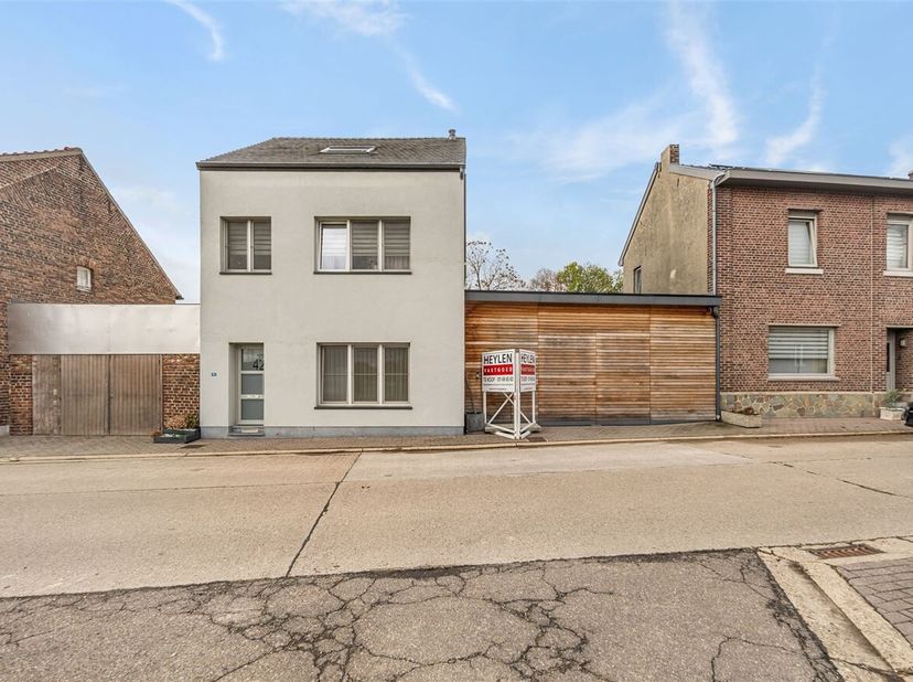Gerenoveerde woning met werkhuis, tuin en gunstig EPC in Kleine-Spouwen<br />
Ontdek deze instapklare woning met werkhuis en tuin, rustig gelegen in e