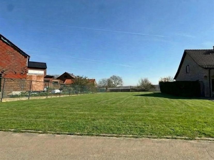 Goed gelegen bouwgrond in Rillaar met een totale oppervlakte van 733m². Dit ruime terrein biedt uitstekende mogelijkheden voor nieuwbouw en is ideaal