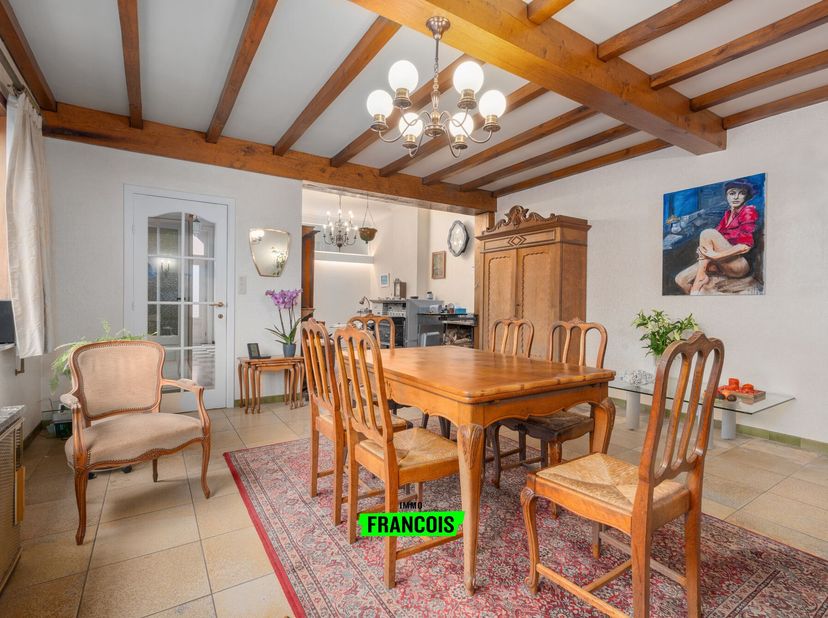Dans la De Donckerstraat à Gistel se trouve cette très spacieuse maison pleine de potentiel, idéale pour qui recherche un projet de rénovation avec du
