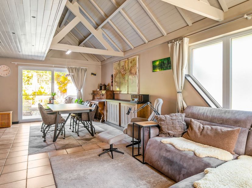 Deze charmante HOB  in de Hogenakkerstraat biedt alles wat een gezin nodig heeft: drie slaapkamers, een gezellige tuin, garage en een ruime oprit.<br