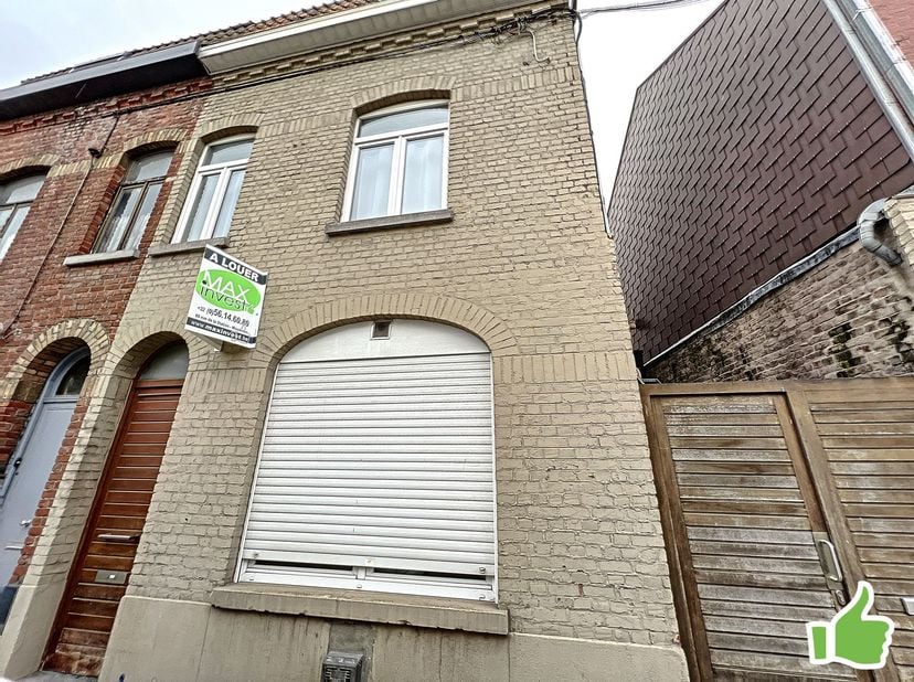 Joli appartement à louer à Mouscron avec 1 chambre, terrasse et jardin. Situé au RDC d'une résidence de 3 logements. <br />
<br />
Hall d'entrée ave