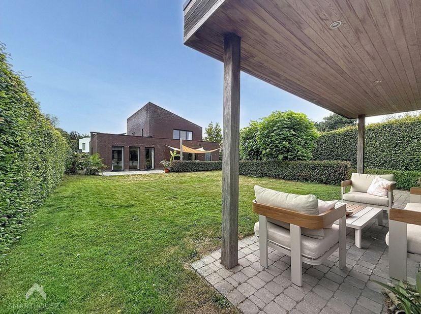 Exclusieve villa gelegen op een perceel van 971 m² in een rustige omgeving nabij alle voorzieningen bestaande uit een ruime inkomhal met vestiaire en