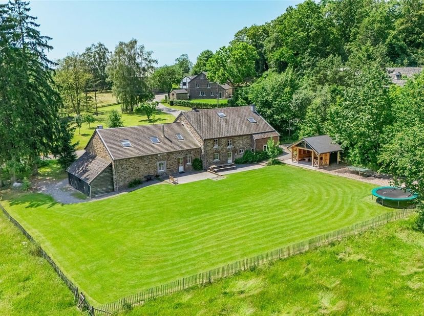 Op zoek naar een rendabele investering of een ruime woning in het hart van de Ardennen?