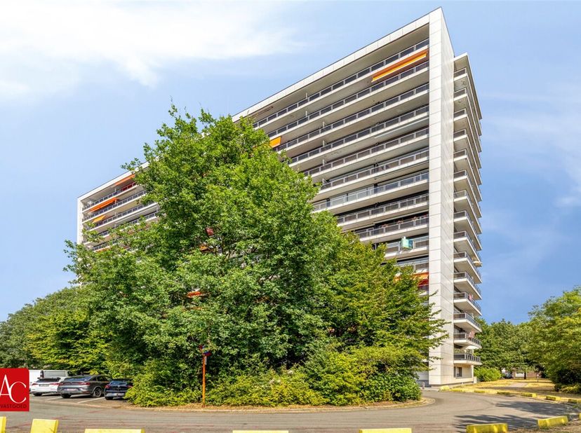 Ruim en instapklaar appartement met 3 slaapkamers en garage in Sint-Niklaas<br />
<br />
Op zoek naar een ruim appartement op een gunstige locatie i