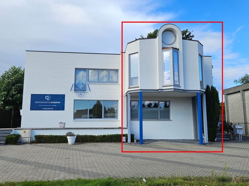 Ruim en veelzijdig handelshuis met een totale oppervlakte van 321 m², uitstekend gelegen aan de Hasseltweg 56. Dankzij de strategische ligging geniet