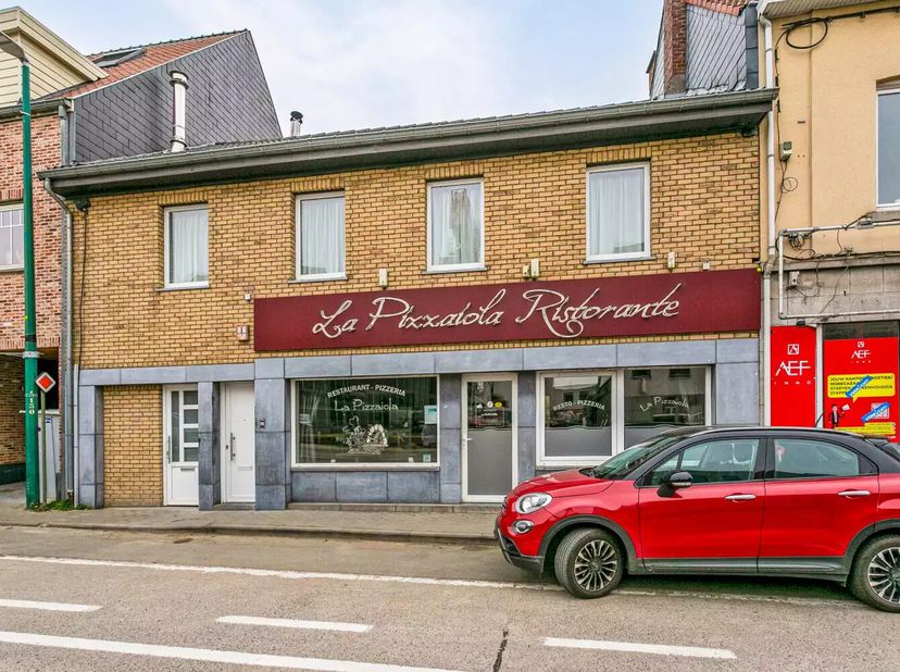 Cette spacieuse maison de commerce offre une surface habitable de 286m² (valeur selon EPC) et est idéalement située sur un terrain de 5a 10ca. La prop