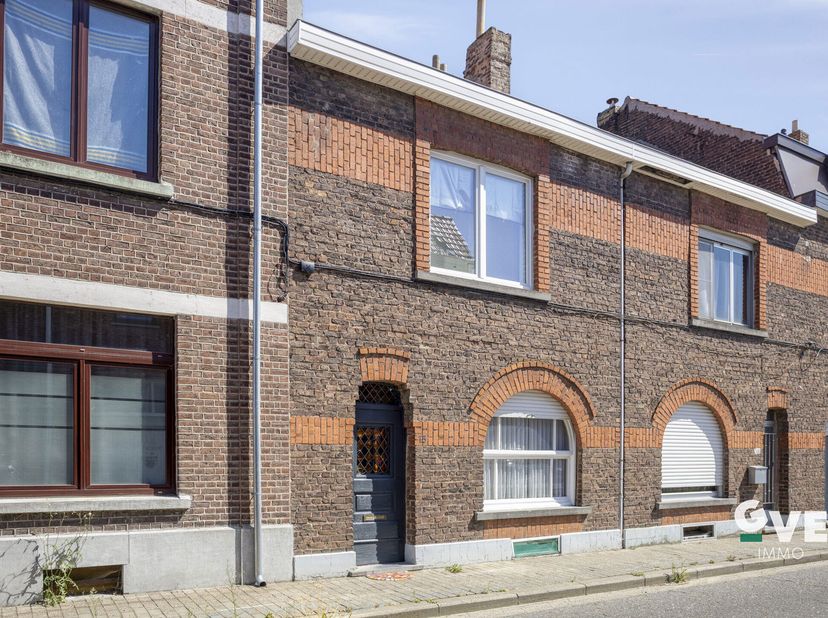 Gezellige en rustgevende woning met 2 slaapkamers (tot 4 mogelijk) en zeer aangename tuin. De verkoop is inclusief de volledige inboedel! EPC label E
