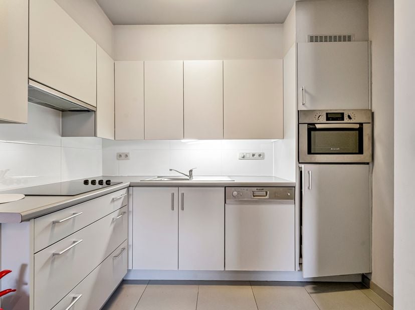 Op wandelafstand van de Grote Markt, het station, winkels en horecazaken bevindt zich dit recent en modern appartement met 2 slaapkamers.<br />
*VERGU