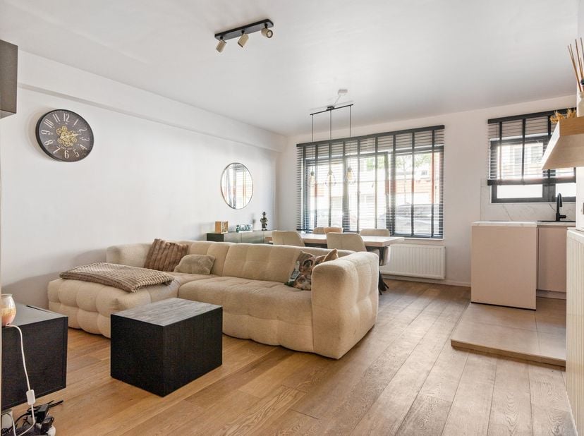 Jong lichtrijk GLV-appartement in Merksem voorzien van alle comfort met 2 slaapkamers en zonnige tuin!<br />
<br />
Veel lichtinval en open gevoel | 7