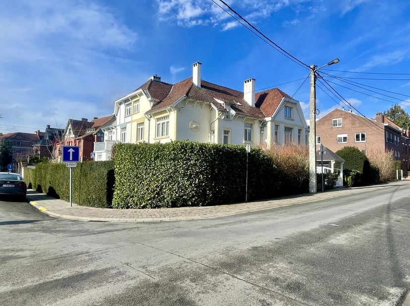 Découvrez cette propriété de caractère, un bien rare et emblématique alliant charme, authenticité et situation idyllique. Développant près de 383 m² h
