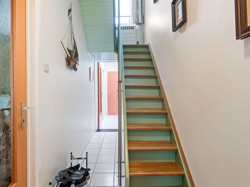 Ligging: Deze gezellige woning is gunstig en rustig gelegen nabij de Bredabaan en Minister Delbekelaan te Merksem. In de nabije omgeving van verschill