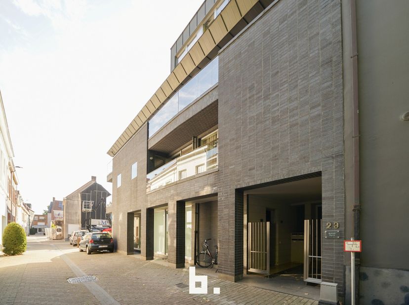 Op een rustige ligging, vlakbij winkels, scholen, openbaar vervoer en andere voorzieningen, bevindt zich dit verzorgd appartement met twee slaapkamers