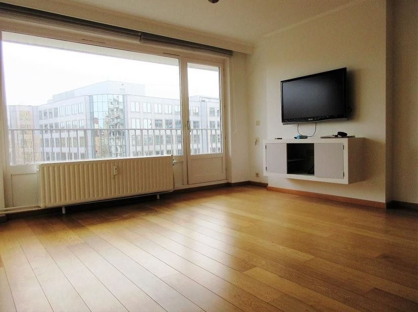 Op een steenworp afstand van het CHU St. Luc ziekenhuis. Dichtbij het openbaar vervoer en Woluwe Shopping Center. Charmant appartement met twee slaapk