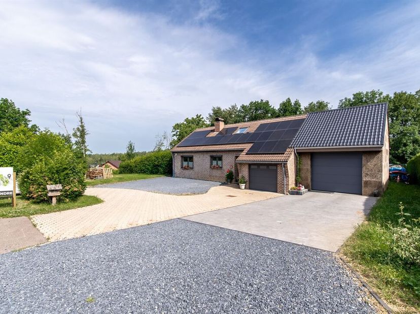 W Immobilière biedt u deze charmante vrijstaande woning aan in het rustige dorp Heinsch, op slechts 5 minuten van Aarlen en de belangrijkste autosnelw