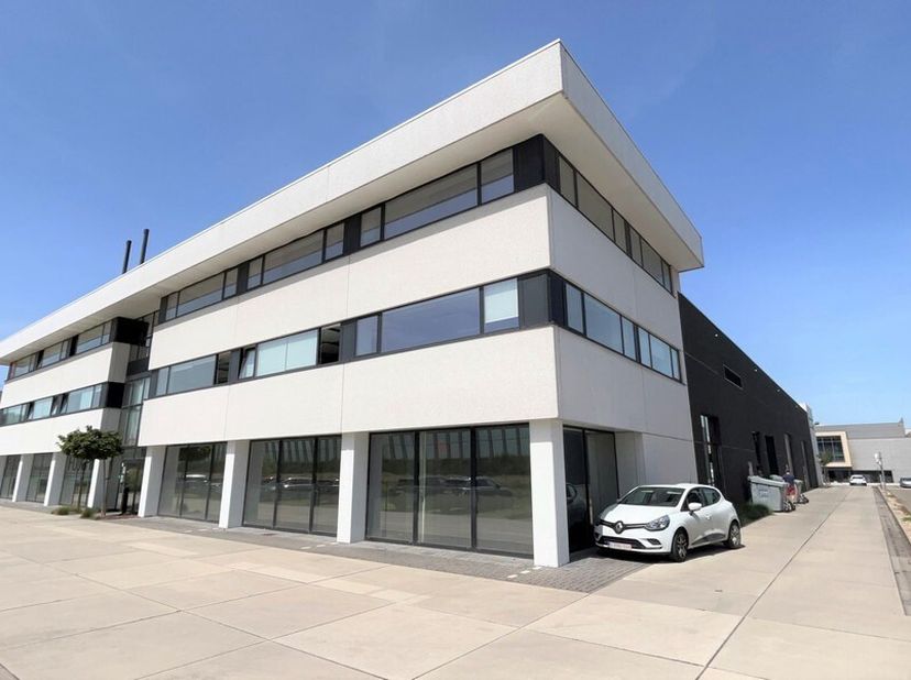 190m² instapklare kantoorruimte op 2de verdieping (uitbreidbaar tot 380m² kantoren)<br />
Ligging: zichtlocatie langs E17<br />
Specificaties: deels i