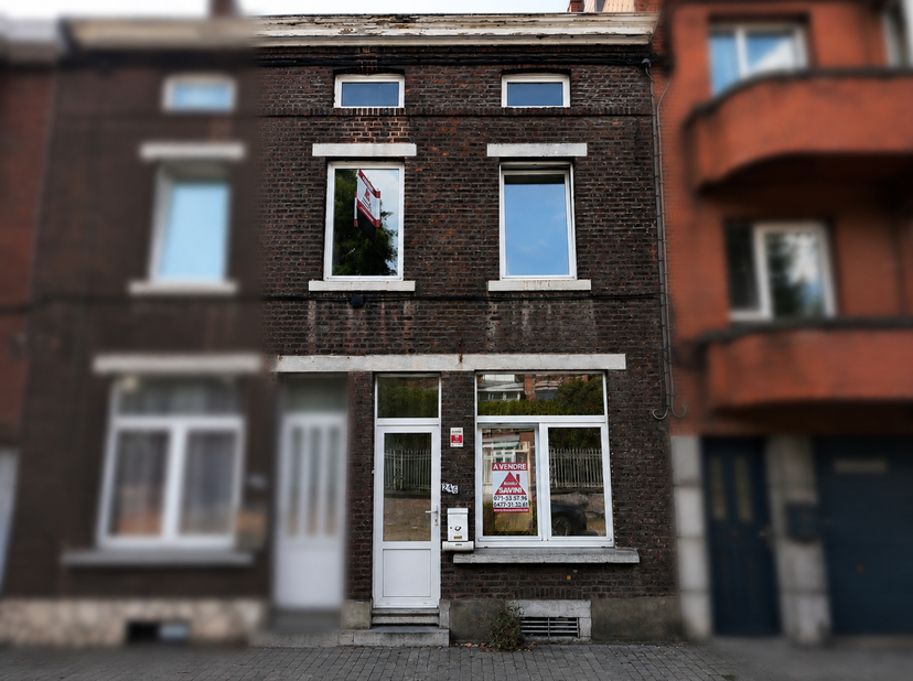 Couillet – Maison mitoyenne à rénover avec potentiel – Idéale premier achat ou investissement<br />
Le Bureau Savini vous propose cette maison mitoyen