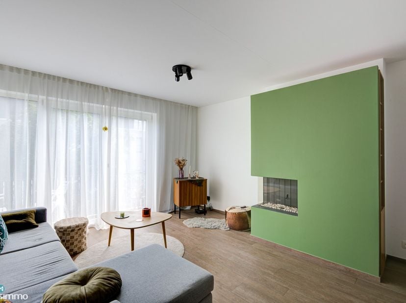 GERENOVEERD APPARTEMENT MET TWEE SLAAPKAMERS, TWEE BALKONS EN ONDERGRONDSE AUTOSTAANPLAATS NABIJ HET CENTRUM VAN HASSELT<br />
<br />
Dit gerenoveerde