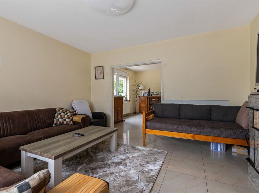 Gezinswoning met 3 slaapkamers en inpandige garage op een gunstige locatie <br />
Deze charmante woning van 173m² bevindt zich op een perceel van maar