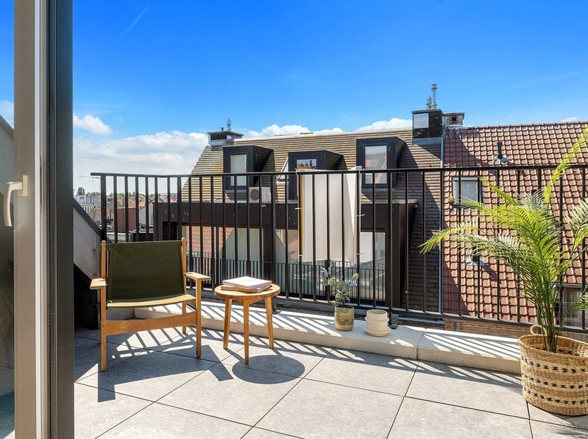 Prachtig duplex-appartement met een magnifiek zonneterras, rustig gelegen in het centrum van Heist. De locatie is uitstekend. Zo hebt u alle voorzieni