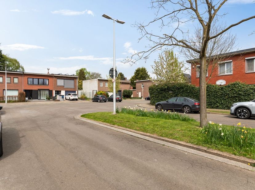 Karaktervolle woning (151m²) voorzien van twee slaapkamers en bureau met aangelegde tuin op een perceel van 283m² nabij Fort 5<br />
Ligging Deze cha