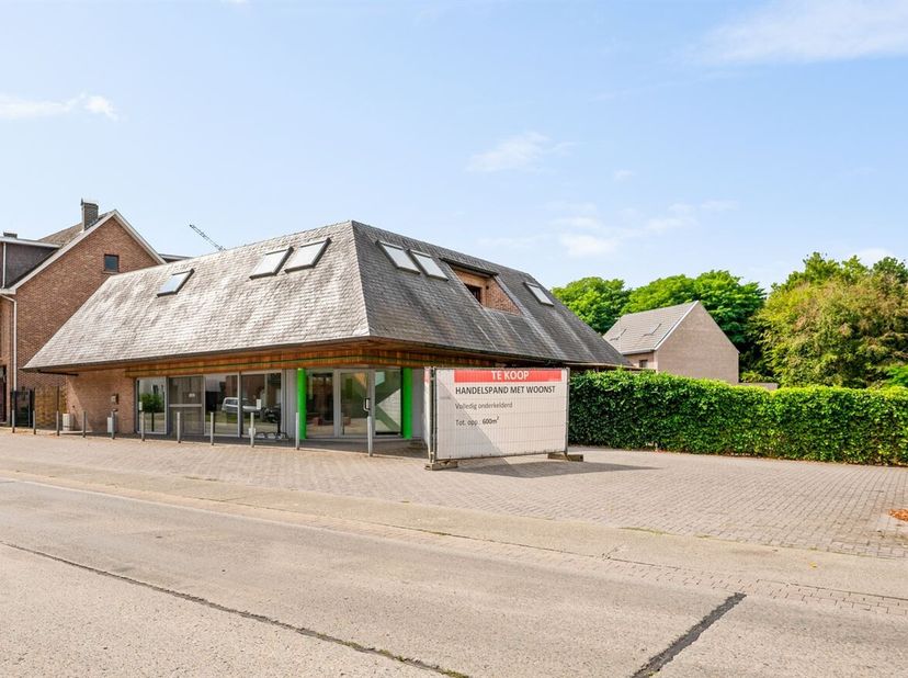 Op een gunstige locatie in Grobbendonk bevindt zich dit veelzijdige handelspand met ruime woonst. Het pand combineert een handelsruimte van ca. 200 m²