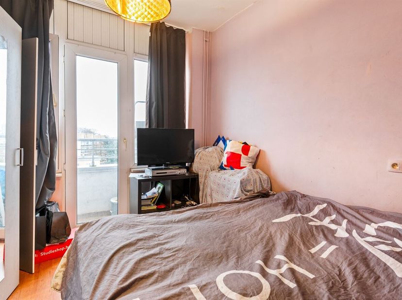 Op te frissen appartement (66 m²) met terras<br />
Ligging: Dit op te frissen appartement met  terras staat te koop in de Pieter Jozef Nauwelaertsstra