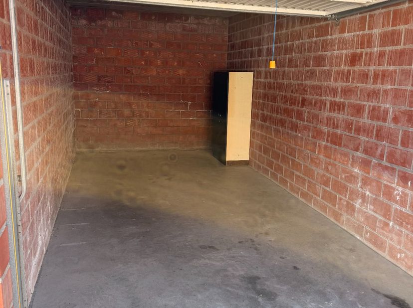 Praktische en veilige garagebox, ideaal voor het stallen van een wagen, motorfiets, fietsen of als extra bergruimte.<br />
<br />
- Gelegen achteraan
