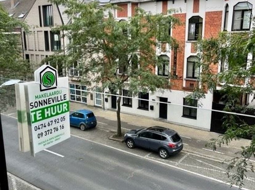 Bent u op zoek naar een rustige residentie volledig afgewerkt nabij het centrum van Eeklo? Dan bent u hier aan het juiste adres.<br />
Via de oprit be
