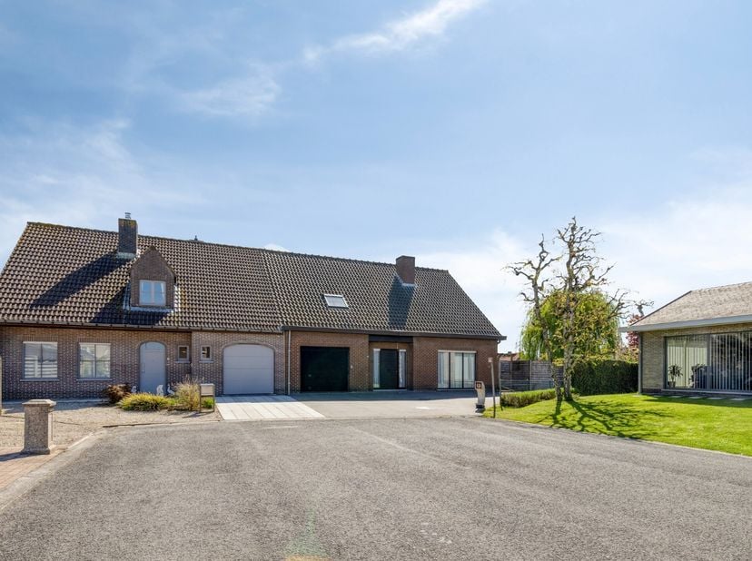 Op zoek naar ruimte, comfort en een rustige ligging? Dan is deze instapklare halfopen woning met zonnige tuin in Staden beslist een bezoek waard.<br /